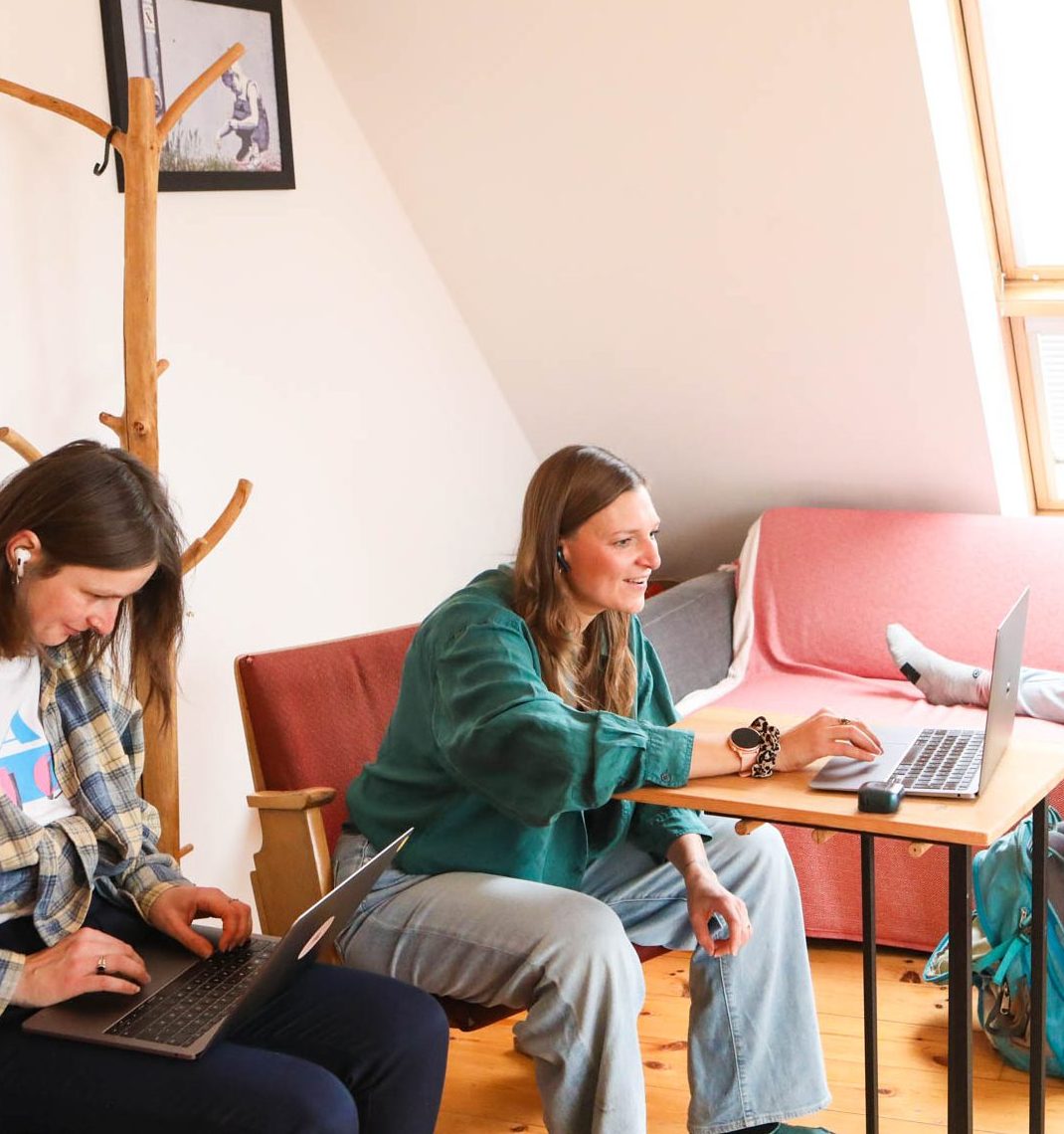 Jana im hybriden Workshop: Menschen in person und Menschen per Video-Call.
